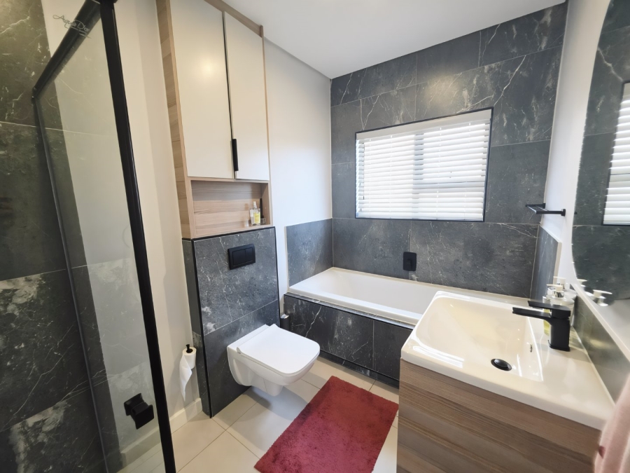To Let 4 Bedroom Property for Rent in Sandown Western Cape